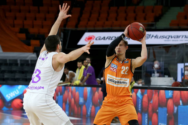 他主动走向 他主动走向